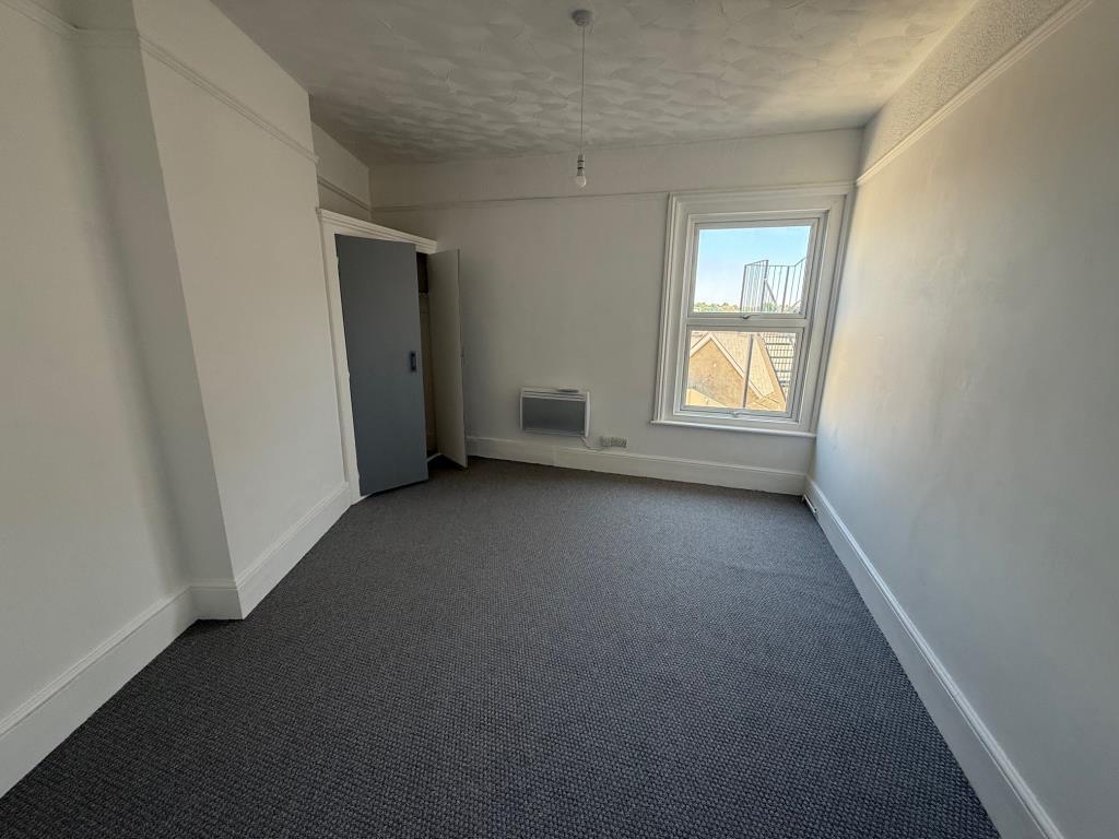 Lot: 55 - FIRST FLOOR FLAT - Bedroom with sash window